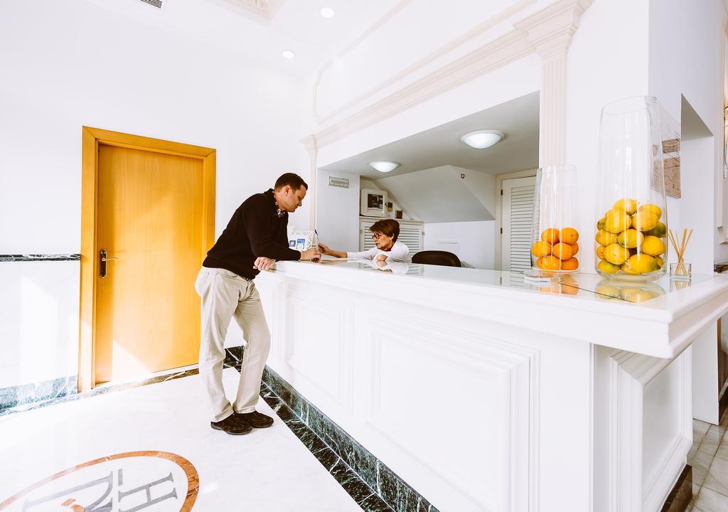 Basic Hotel Dona Manuela Seville Luaran gambar