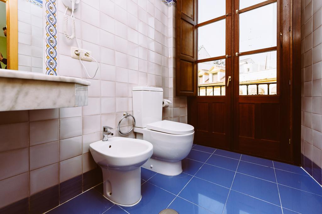 Basic Hotel Dona Manuela Seville Luaran gambar