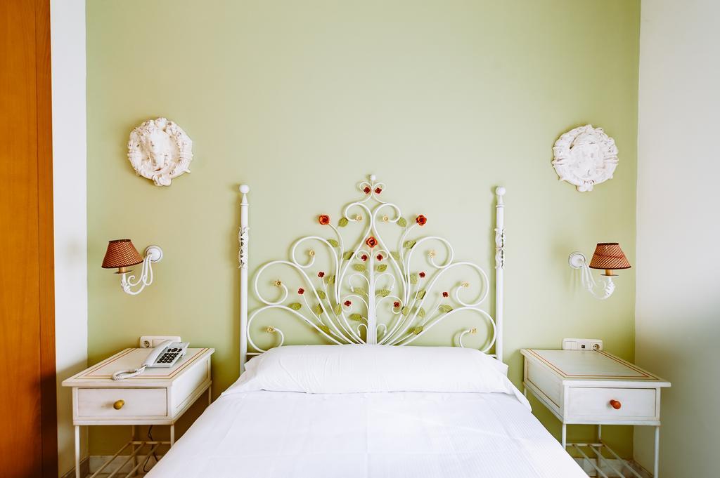 Basic Hotel Dona Manuela Seville Luaran gambar