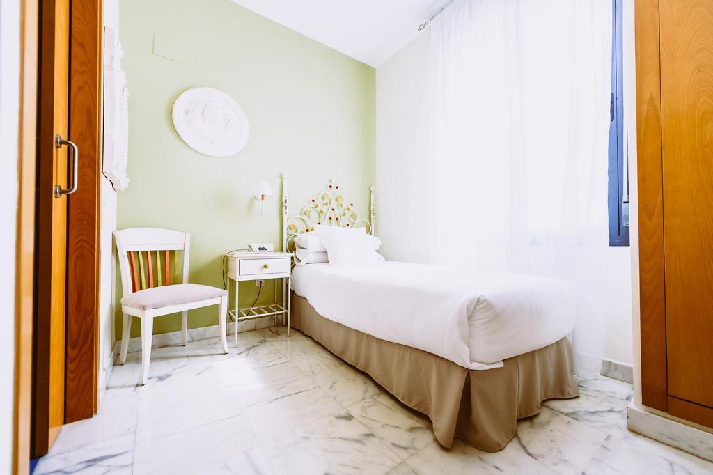 Basic Hotel Dona Manuela Seville Luaran gambar